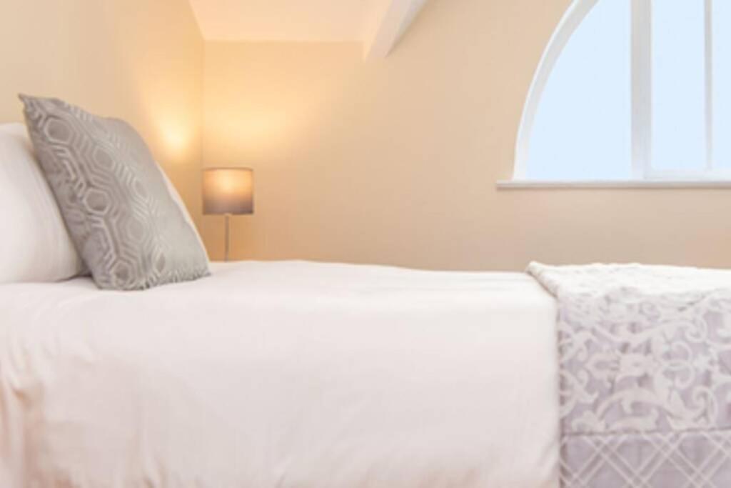 Latin Quarter Luxury Apartment Голуей Екстериор снимка